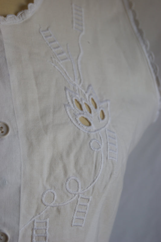 1960s White Cotton Sleeveless Blouse with Cutwork Embroidered Floral Motif - M
