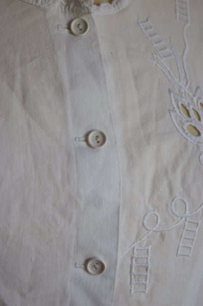 1960s White Cotton Sleeveless Blouse with Cutwork Embroidered Floral Motif - M