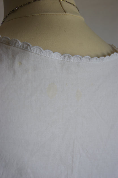 1960s White Cotton Sleeveless Blouse with Cutwork Embroidered Floral Motif - M