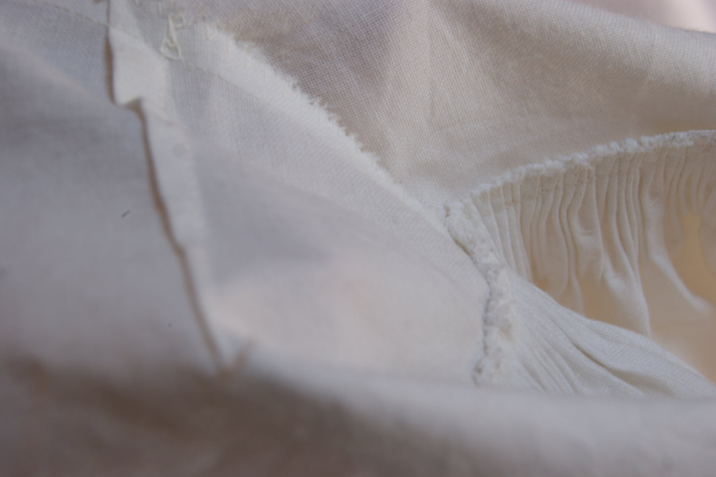 1890s Hand-Crafted Cotton Victorian Crop Blouse with Intricate Lace Trim - S