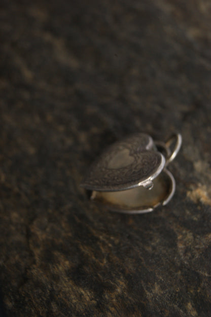 1920s Antique Heart Photo Locket