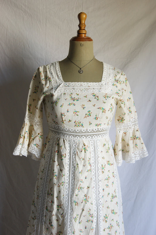 1970s Hand-Sewn Prairie Dress in Cream with Delicate Floral Print - S/M