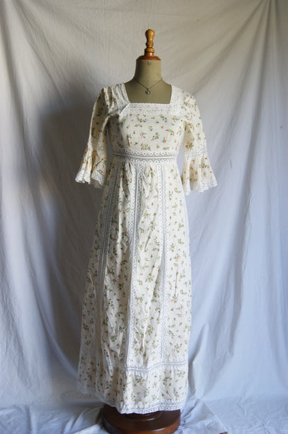1970s Hand-Sewn Prairie Dress in Cream with Delicate Floral Print - S/M