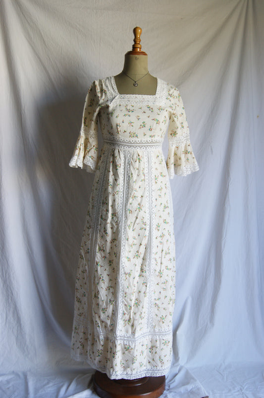 1970s Hand-Sewn Prairie Dress in Cream with Delicate Floral Print - S/M