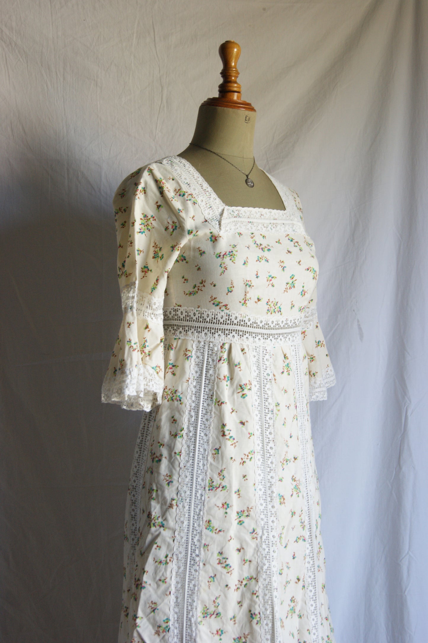 1970s Hand-Sewn Prairie Dress in Cream with Delicate Floral Print - S/M