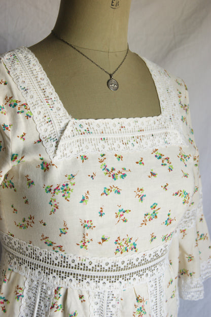1970s Hand-Sewn Prairie Dress in Cream with Delicate Floral Print - S/M