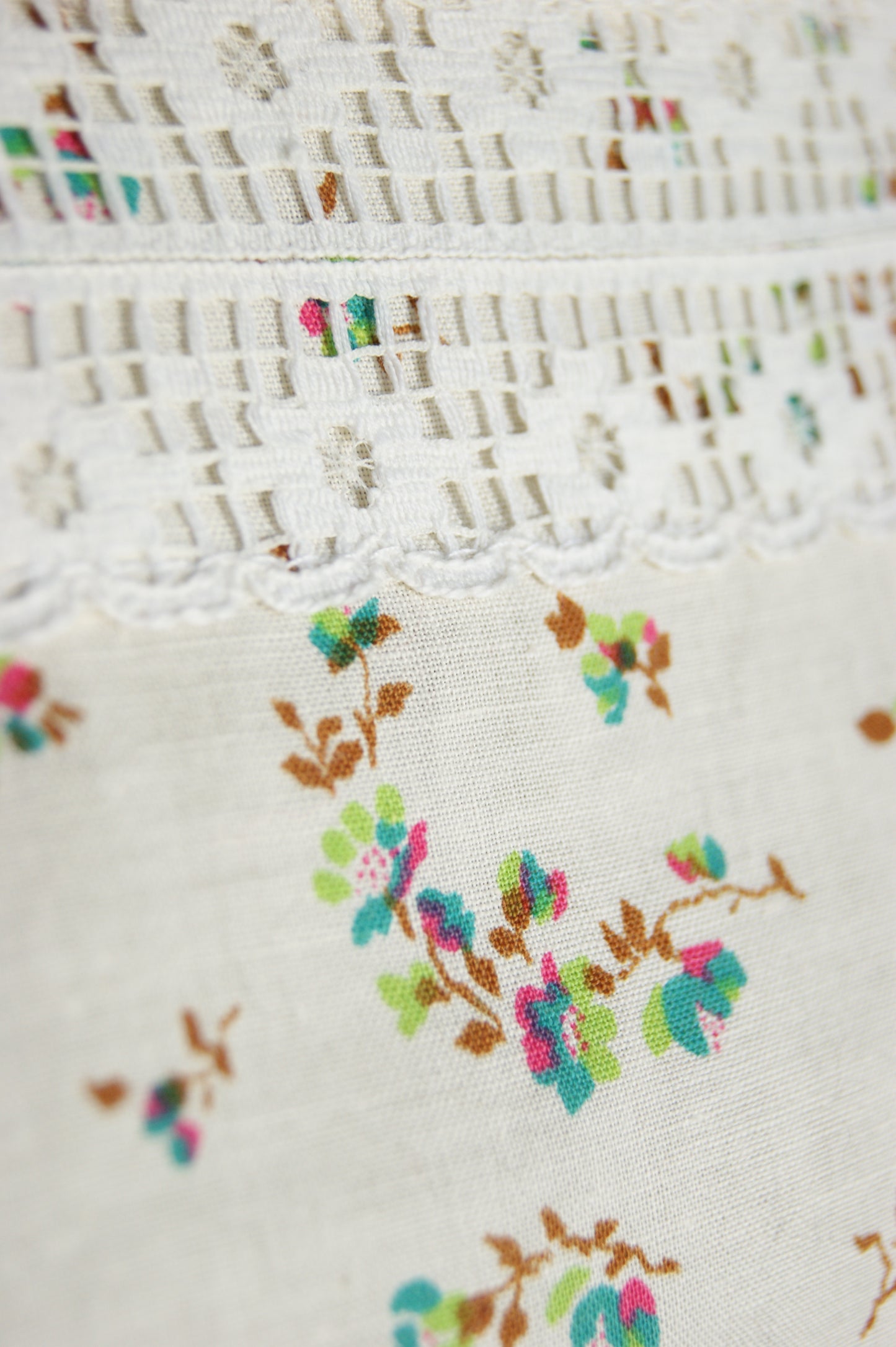 1970s Hand-Sewn Prairie Dress in Cream with Delicate Floral Print - S/M